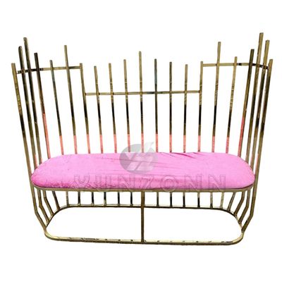 शाही लक्जरी शैली हाई बैक गोल्ड स्पाइक वाला लवसीट - आधुनिक चेस्टरफ़ील्ड वेडिंग सोफा