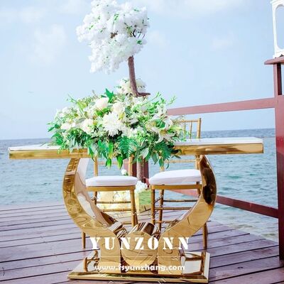 अच्छा दाम शादी ब्राइडल डेकोर होटल फर्नीचर के लिए लक्जरी आधुनिक स्टेनलेस स्टील गोल्ड टेबल ऑनलाइन