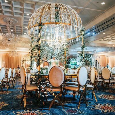 अच्छा दाम आधुनिक लक्जरी क्रिस्टल गुंबद खाने की मेज स्टेनलेस स्टील फ्रेम धातु होटल शादियां आउटडोर रेस्तरां भोज ऑनलाइन